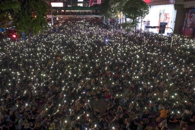 15일 밤 태국 방콕 도심에 모인 수많은 반정부 시위대가 휴대폰 불빛을 흔들어보이고 있다.＜AP 뉴시스＞