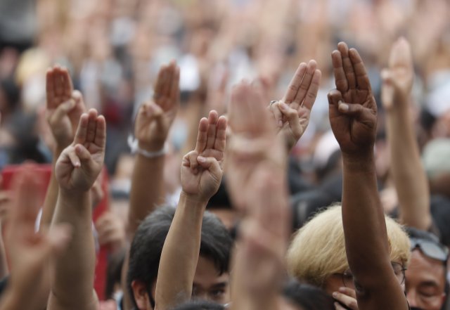 세 손가락 경례는 영화 ‘헝거 게임’에 나온 제스처로 독재나 군부 정권에 대한 저항의 상징으로 통한다.＜AP 뉴시스＞
