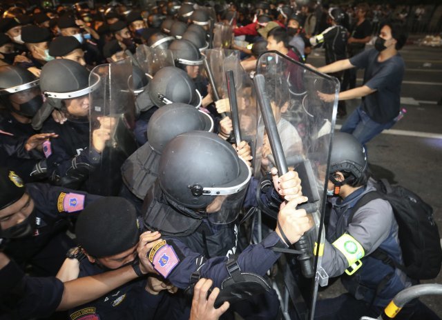 경찰과 반정부 시위대가 충돌하고 있다.＜AP 뉴시스＞