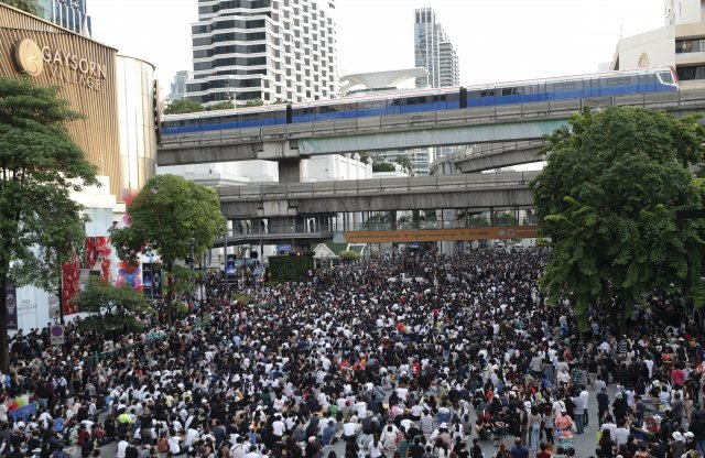 15일 태국 수도 방콕에서 반정부 시위대가 거리를 가득 메우고 있다.＜AP뉴시스＞