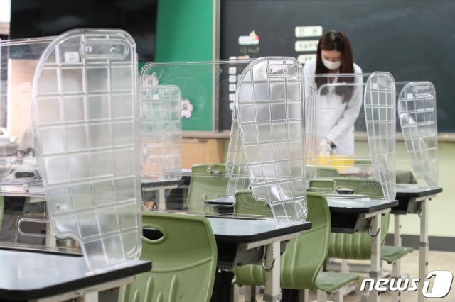 서울 중구의 한 초등학교에 책상에 칸막이가 설치돼 있다./뉴스1 © News1
