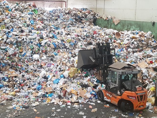 수출은 줄고 코로나19로 플라스틱 사용량이 늘면서 재활용쓰레기도 쌓여가고 있다. [동아DB]