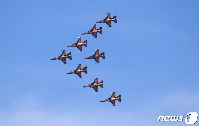 공군 특수비행팀 ‘블랙이글스’. 2020.6.23/뉴스1 © News1