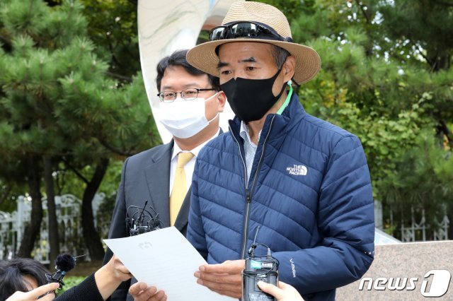 북한에 의해 피격 사망한 해양수산부 공무원 이씨(47)의 친형 이래진씨(55). 뉴스1