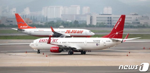 김포공항 국내선 계류장에 있는 이스타항공·제주항공기의 모습.2020.7.2 © News1