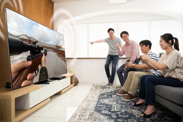 삼성전자 영상디스플레이사업부 제품 담당자들이 QLED TV로 게임을 즐기는 모습.