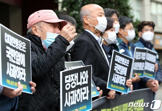 과로로 사망한 택배기사 고 김원종님의 아버지가 14일 오후 서울 중구 세종대로 CJ대한통운 본사 방문 기자회견에서 발언을 하고 있다. 택배노동자 과로사 대책위는 이날 기자회견을 통해 CJ대한통운의 유가족에 대한 사과와 함께 택배노동자 과로사 대책 즉각 마련 등을 촉구했다. 2020.10.14/뉴스1DB