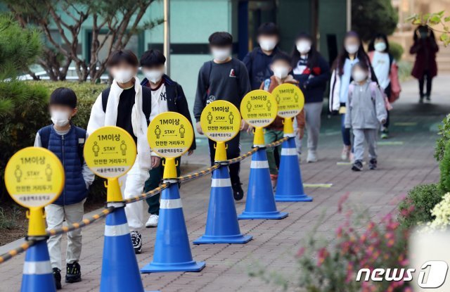 사회적 거리두기가 1단계로 하향되면서 전국 유·초·중·고 등교수업이 확대된 19일 오전 서울 금천구 문백초등학교에서 학생들이 등교하고 있다./뉴스1 © News1