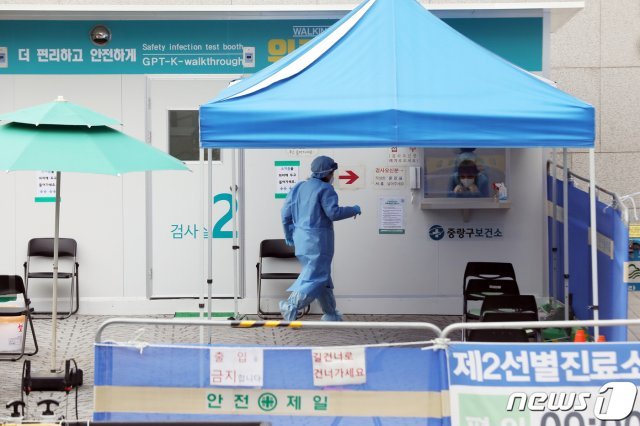 16일 오후 서울 중랑구 보건소에 마련된 신종 코로나바이러스 감염증(코로나19) 선별진료소에서 의료진이 업무를 보고 있다. 2020.10.16/뉴스1 © News1