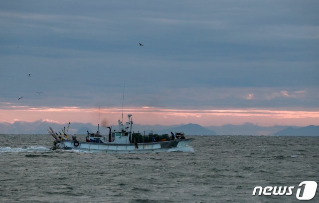 인천 옹진군 대연평도 앞바다에서 조업에 나선 꽃게잡이 어선들. 2020.9.25/뉴스1 © News1