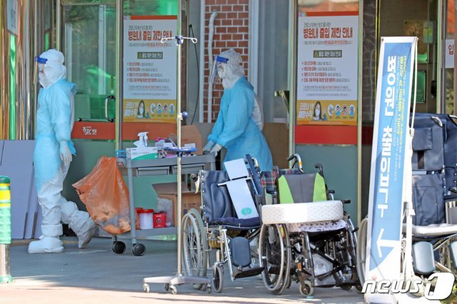 간병인의 신종 코로나바이러스 감염증(코로나19) 확진 이후 감염자가 다수 속출하고 있는 경기도 광주시 SRC재활병원에서 18일 오전 병원 관계자들이 코로나19 검사를 준비하고 있다. 이날 오전 11시 현재 SRC재활병원 관련 확진자는 총 51명이다. 2020.10.18/뉴스1 © News1