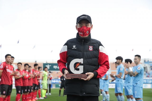문선민이 지난 17일 상주시민운동장에서 8월의 ‘G MOMENT AWARD’ 트로피를 받았다.(한국프로축구연맹 제공) © 뉴스1