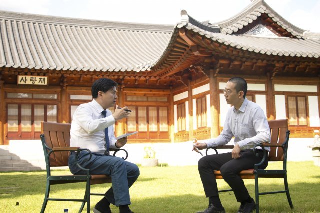 지상욱 여의도연구원장(왼쪽)과 노정태 작가 (사진=여의도연구원 제공)