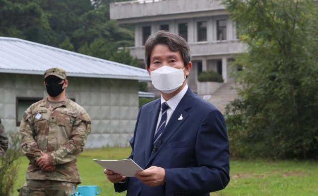 이인영 통일부 장관이 지난달 16일 오전 경기 파주시 판문점을 방문해 남북 정상이 기념식수한 자리에서 인터뷰를 하고 있다. 사진=공동취재단