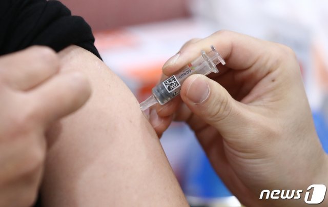 청소년 독감 백신 무료 접종이 시작된 지난 13일 오후 대전 서구 한국건강관리협회 대전충남지부에서 시민들이 독감 예방 접종을 하고 있다. 2020.10.13 © News1
