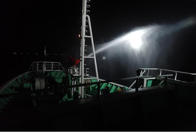 해양수산부 남해어업관리단 어업지도선 무궁화 31호(500t)가 16일부 18일까지 전북 군산 먼 바다 한국 측 배타적 경제수역(EEZ)에서 물대포(방수포)를 쏘며 불법조업을 하고 있는 무허가 중국 어선들을 쫓아내고 있다.