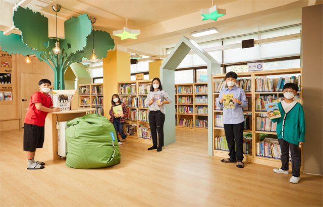 서울 사근초등학교 학생들이 제25호 뉴스킨 희망도서관 ‘느티나무 도서관’에서 개관 기념 촬영을 하고 있다.