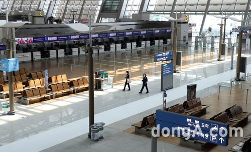 코로나19 확산이 본격화된 이후 한산한 인천국제공항 1터미널 출국장.