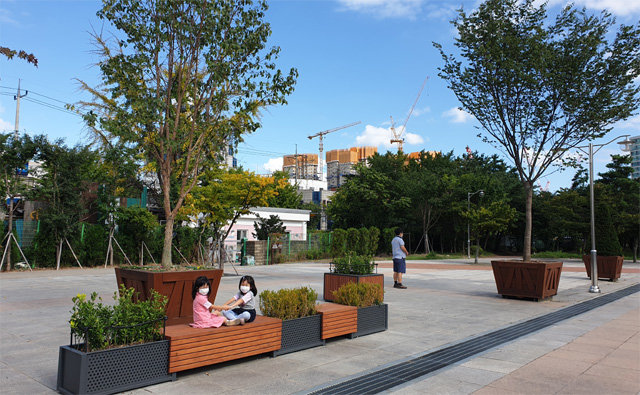 서울시가 올해 은평구 수색역 앞에 설치한 ‘움직이는 공원’. 나무, 꽃을 식재한 화분 옆에 의자를 둬 도심 속 녹지쉼터로 꾸몄다. 서울시 제공