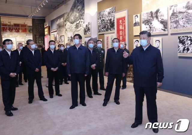 시진핑 중국 국가주석이 19일 인민지원군 항미원조 작전 70주년 전시회에 참석했다.(인민일보 갈무리) © 뉴스1