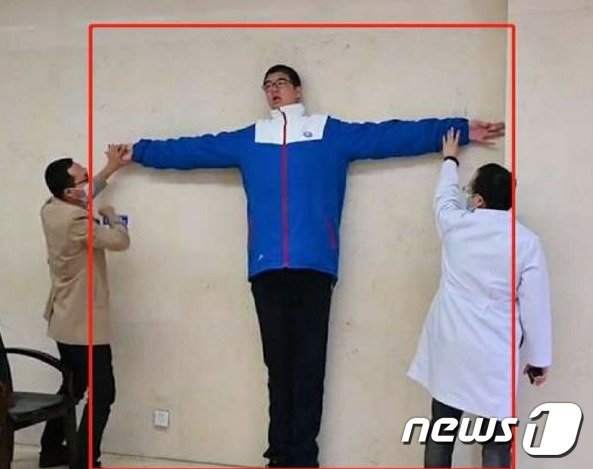 중국 쓰촨성 한 중학생이 기네스북 기록을 위해 신장을 측정하고 있다.© 뉴스1