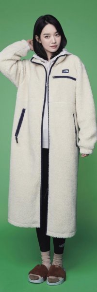 1080만 개의 페트병으로 만든 ‘에코 플리스 컬렉션’의 대표제품 ‘테디 시어링 플리스 코트’를 입은 홍보대사 신민아. 노스페이스 제공