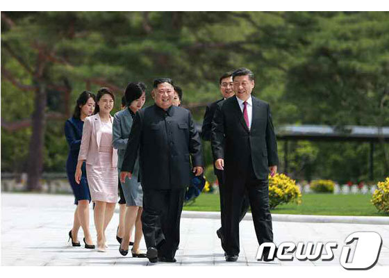 김정은 북한 국무위원장과 시진핑 중국 국가주석 내외 (사진제공=노동신문)