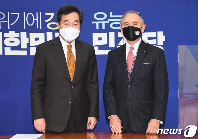 이낙연 더불어민주당 대표와 해리 해리스 주한 미국대사가 20일 오전 서울 여의도 국회에서 기념촬영을 하고 있다. 2020.10.20 © News1