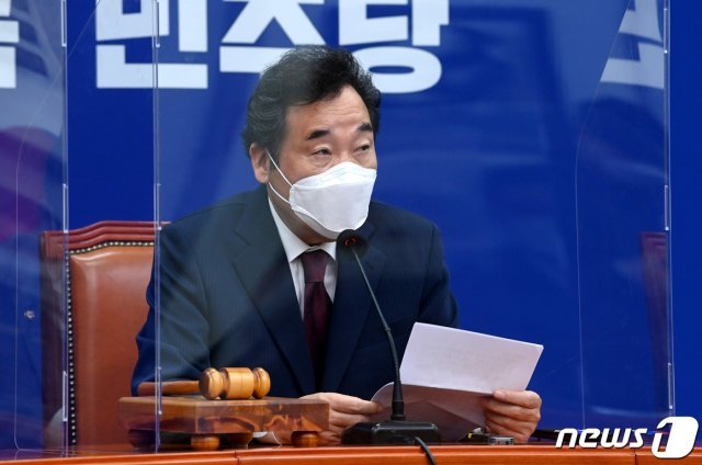 이낙연 더불어민주당 대표가 21일 오전 국회에서 열린 최고위원회의에서 모두 발언을 하고 있다. 2020.10.21/뉴스1 © News1