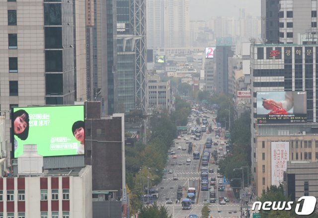 21일 서울 도심이 짙은 안개에 덮여 있다. 이날 미세먼지 상태는 충남은 ‘나쁨’, 그 밖의 지역은 ‘좋음’에서 ‘보통’으로 예보됐다. 2020.10.21/뉴스1 © News1