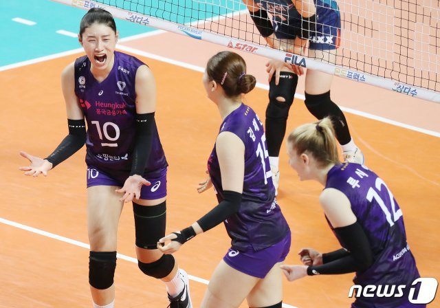 21일 오후 서울 중구 장충체육관에서 열린 ‘2020-21시즌 도드람 V리그’ 여자부 GS칼텍스와 흥국생명의 경기에서 흥국생명 김연경이 득점에 성공한 후 환호하고 있다. . 2020.10.21/뉴스1 © News1