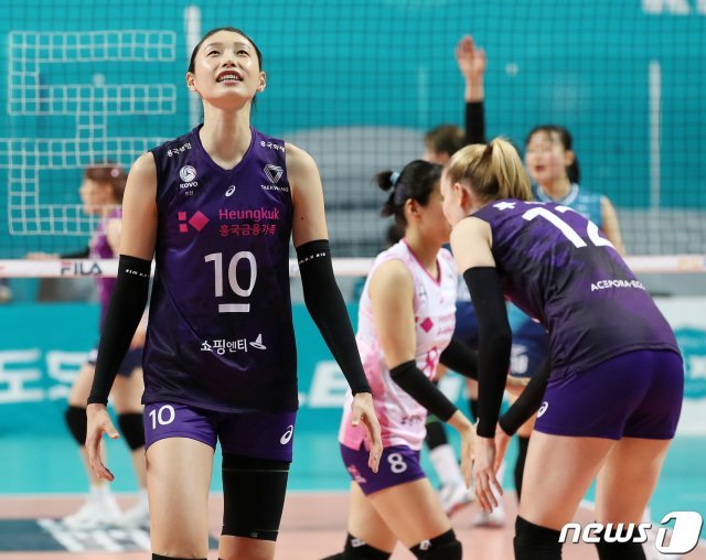 21일 오후 서울 중구 장충체육관에서 열린 ‘2020-21시즌 도드람 V리그’ 여자부 GS칼텍스와 흥국생명의 경기에서 흥국생명 김연경이 득점에 성공한 후 미소를 짓고 있다.  2020.10.21/뉴스1 © News1