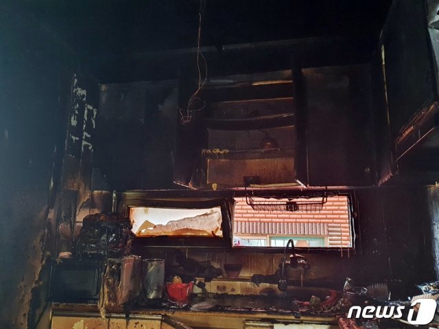 어머니가 집을 비운 사이 형제가 단둘이 끼니를 해결하려다 발생한  화재 현장 모습(인천 미추홀소방서 제공)/뉴스1 © News1