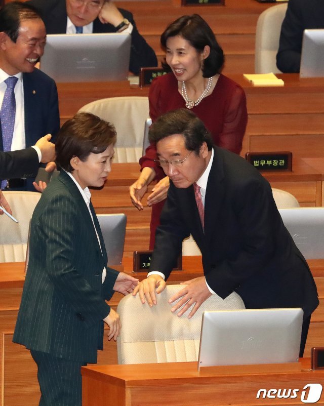 김현미 국토교통부 장관과 이낙연 더불어민주당 대표 /뉴스1 © News1