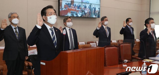 성윤모 산업통상자원부장관이 22일 국회 산자위 국정감사에 출석해 증인선서를 하고 있다. 2020.10.22/뉴스1 © News1
