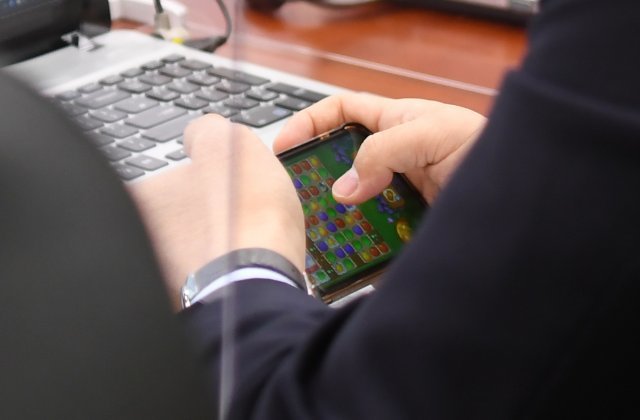 강훈식 더불어민주당 의원이 22일 서울 여의도 국감 도중 자신의 휴대전화로 모바일 게임을 하고 있다. 사진=공동취재