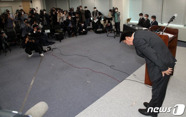 박근희 CJ대한통운 대표이사가 22일 오후 서울 중구 태평로빌딩에서 택배 노동자 사망 사건과 관련해 고개를 숙여 사과하고 있다. 2020.10.22/뉴스1 © News1