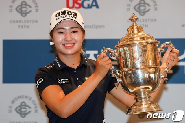 지난6월 US오픈 우승자인 이정은이 4일 오전 서울 중구 롯데호텔에서 열린 우승트로피 투어 기자간담회에서 트로피를 들고 미소짓고 있다. 이정은은 지난 6월 LPGA 4대 메이저 대회 중 하나인 US여자오픈에서 데뷔 경기를 우승으로 마감했으며, 현재 LPGA 세계 4위에 랭크돼 있다.2019.9.4 © News1