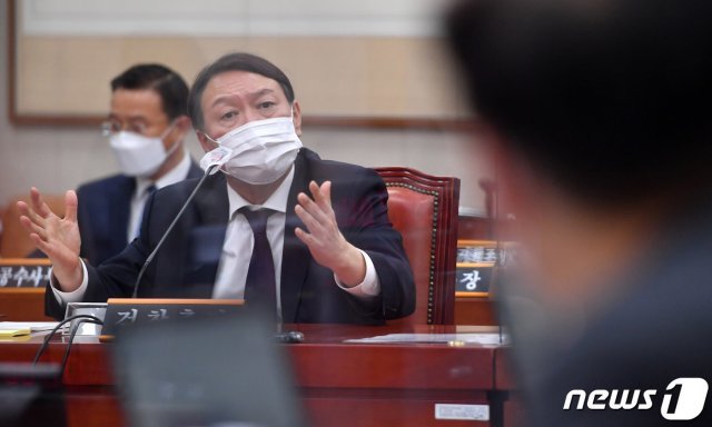 윤석열 검찰총장이 22일 오후 서울 여의도 국회에서 열린 법제사법위원회의 대검찰청에 대한 국정감사에 출석해 박범계 더불어민주당 의원 질의에 답하고 있다. 2020.10.22/뉴스1 © News1