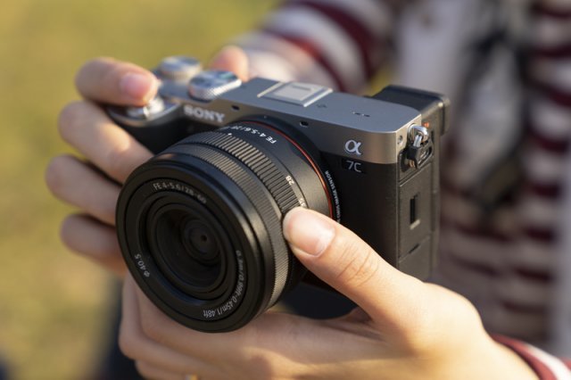 소니 A7C, 렌즈 교환식 35mm 풀프레임 카메라로는 가장 가벼운 424g(배터리, SD 제외)이다. 출처=IT동아