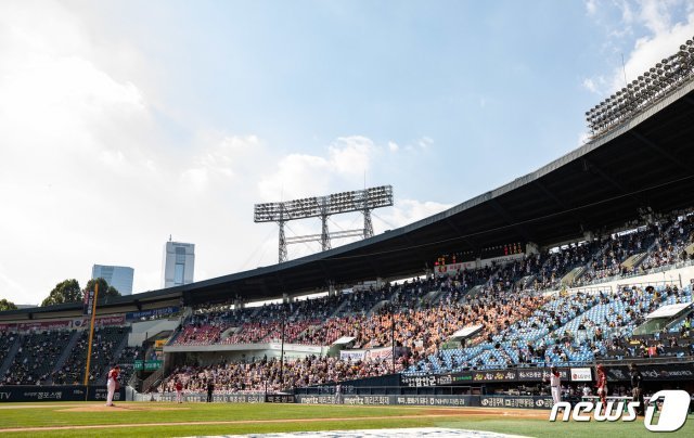 18일 오후 서울 송파구 잠실야구장에서 열린 ‘2020 프로야구 신한은행 SOL KBO리그’ LG 트윈스와 KIA 타이거즈의 경기를 찾은 관중들이 열띤 응원을 펼치고 있다. 2020.10.18/뉴스1 (서울=뉴스1)