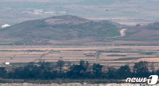 12일 인천 강화군 강화평화전망대에서 바라본 북한 황해북도 대성면 마을.2020.10.12/뉴스1 © News1