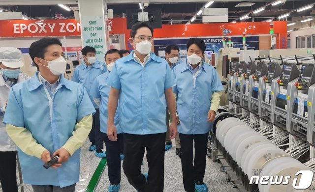 이재용 삼성전자 부회장이 20~21일 베트남 하노이 인근 삼성 복합단지를 찾아 스마트폰 생산공장 등을 점검하고 있다. (삼성전자 제공) 2020.10.22/뉴스1