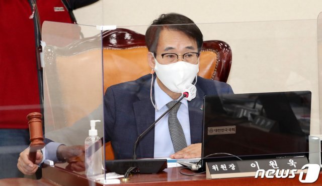 22일 국회 과학기술정보방송통신위원회 전체회의실에서 열린 종합국정감사에서 이원욱 위원장이 의사봉을 두드리고 있다. 2020.10.22/뉴스1 © News1