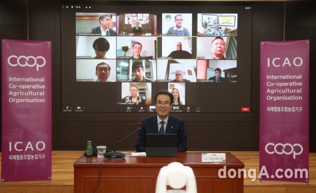 22일 개최된 국제협동조합농업기구(ICAO) 화상총회에서 이성희 회장과 각국 회원기관 대표 등이 인사를 나누고 있다. 농협 제공