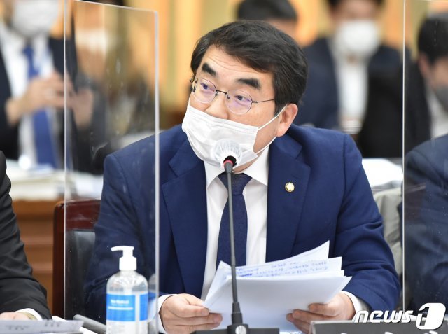 양기대 더불어민주당 의원이 19일 경기도 수원시 팔달구 경기도청에서 열린 국회 행정안전위원회의 경기도에 대한 국정감사에서 질의하고 있다. 2020.10.19/뉴스1 © News1