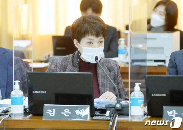 김은혜 국민의힘 의원이 지나 ㄴ20일 경기도 수원시 팔달구 경기도청에서 열린 국회 국토교통위원회의 경기도에 대한 국정감사에서 질의하고 있다. © News1