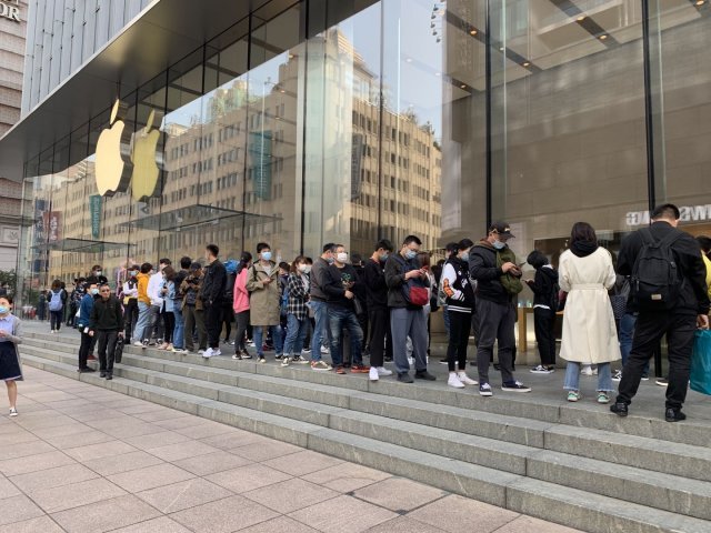 아이폰 구매를 위해 아침부터 줄을 서있는 사람들. 출처= 펑파이신문