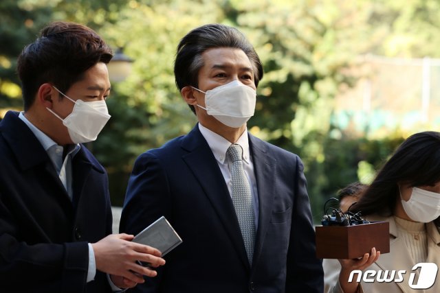 유재수 전 부산시 경제부시장 감찰무마 등 혐의를 받고 있는 조국 전 법무부장관이 23일 오전 서울 서초동 서울중앙지법에서 열린 공판에 출석하고 있다. 2020.10.23/뉴스1 ⓒ News1 박지혜 기자