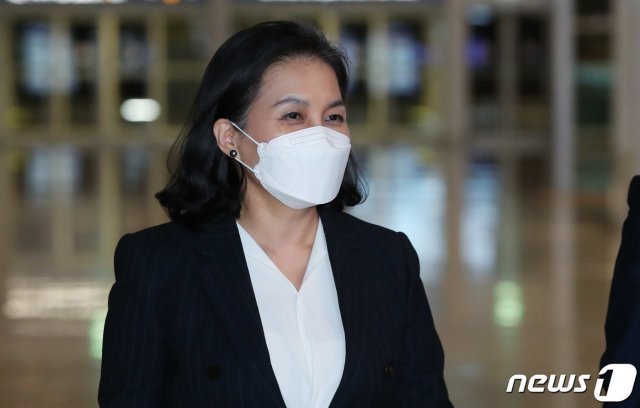 유명희 산업통상자원부 통상교섭본부장이 세계무역기구(WTO) 차기 사무총장 선출 최종 라운드의 회원국 간 협의(Consultation) 절차에 대비해 13일 새벽 인천국제공항을 통해 출국하고 있다. 차기 WTO 사무총장 선거는 총 8명의 후보자중 1~2라운드를 거치는 동안 6명이 탈락하고 유명희 본부장과 응고지 오콘조-이웰라(Ngozi Okonjo-Iweala) 나이지리아 전 재무장관이 경합을 벌이고 있다. 2020.10.13 © News1